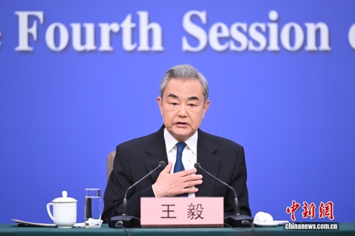3月8日上昼10时，104届齐邦人年夜4次聚会正在梅天亚重心消息颁发厅举办记者会，聘请中同中心政事局委员、中接部少王毅便“中原中接策略战对于中相关”相干题目归问中中记者发问。中新社记者 田雨昊 摄