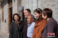 （走进中国乡村）从开“天路”到组“e路” 重庆“天坑村”筑路生金